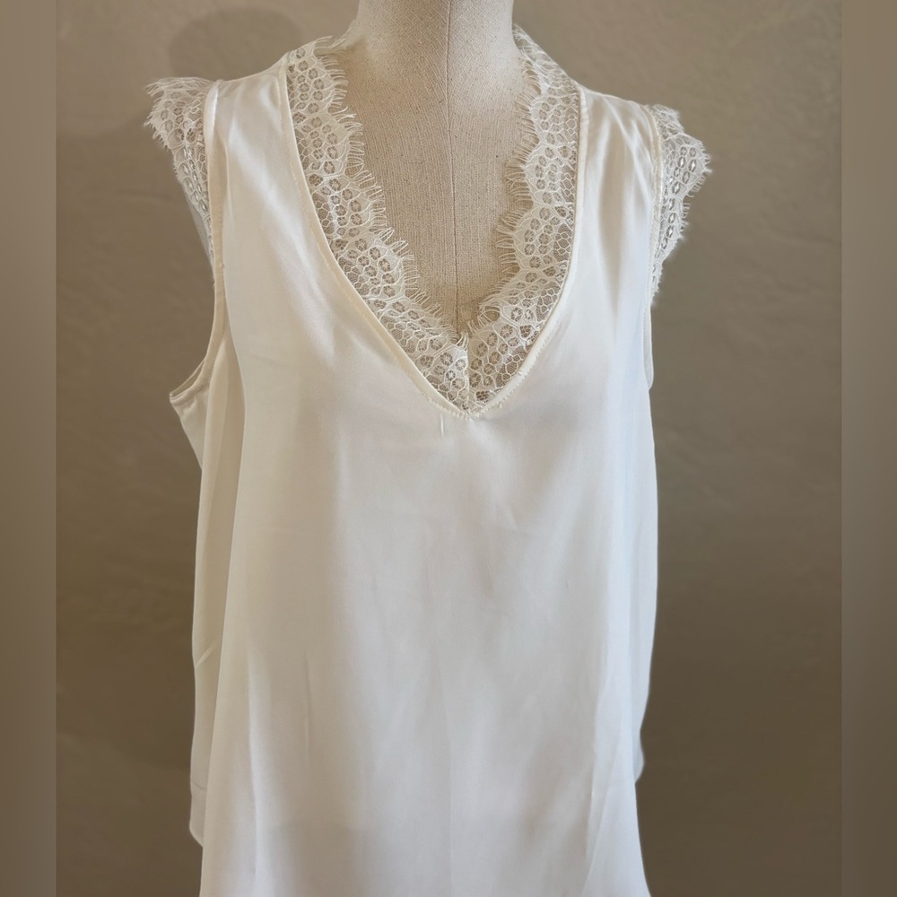 Romantic Lace Trim V-Neck Sleeveless Top - Off White Sz- M